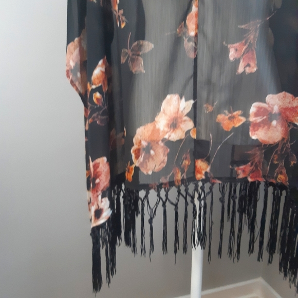 Dynamite semi sheer fringed open front kimono floral shawl Med to Large - Picture 3 of 8